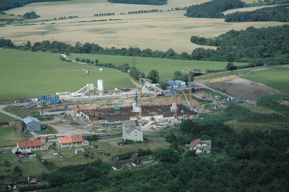 Stavba je obrovská. Je tady pět jeřábů a stojí tady i vlastní betonárka.