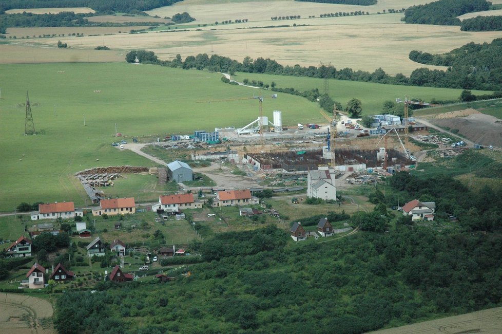 Stavba je obrovská. Je tady pět jeřábů a stojí tady i vlastní betonárka.