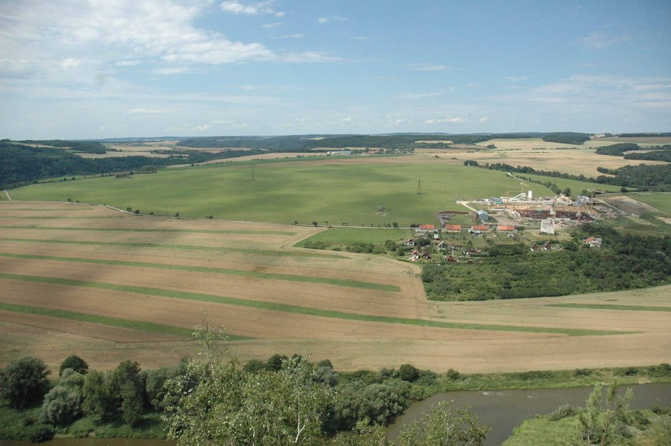 Stavbaři postavili i novou silnici, která vede k domkům starousedlíků. Původní cesta totiž vedla v místech, kde se teď staví.