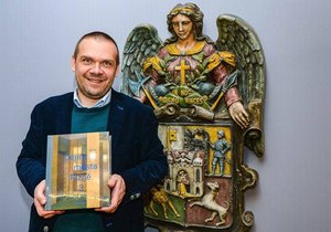 Primátor Martin Baxa s posledním dílem publikace Dějiny města Plzně.