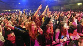 Zaplněnou Lucernu rozezněl rock na Havlovu počest