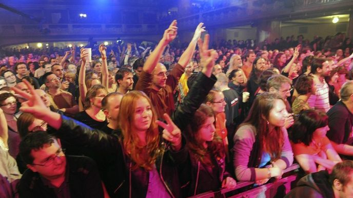 Publikum, které přišlo do Lucerny na koncert k poctě Václava Havla