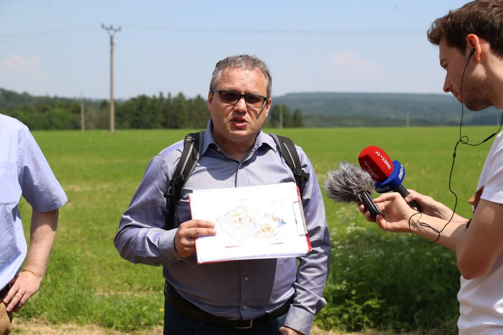 Odborník z Centra pro vodu, půdu a krajinu Petr Máca představuje tabulky, kde je vidět, že právě území, kde se nachází i Amálka je nejen suché, ale také &#34;prošpikované&#34; drenážemi