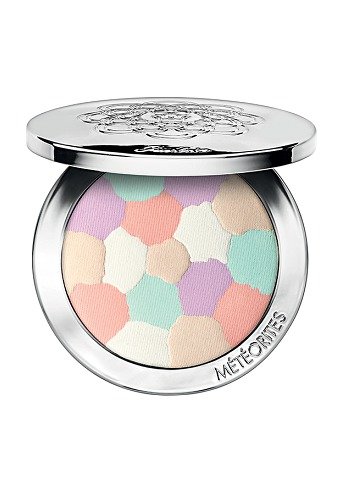 Guerlain rozjasňující pudr Meteorites Compact, 1199 Kč, koupíte na www.marionnaud.cz