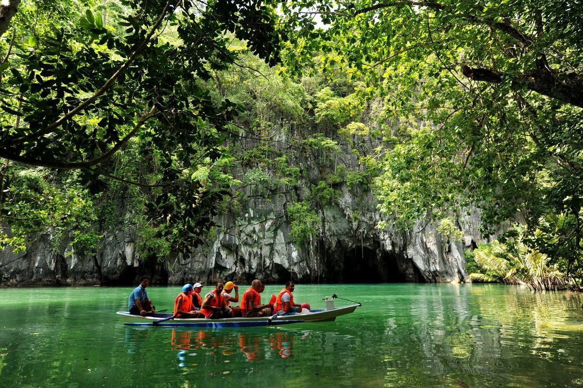 3 - Národní park podzemní řeky Puerto Princesa: Hlavní zajímavostí filipínského národního parku je vápencová krasová oblast, jíž protéká nejdelší podzemní řeka na světě.