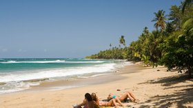 Turistku (20) sexuálně napadli na pláži. Vláda v Kostarice sklízí kritiku za manuál pro ženy
