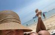 Moderátorka Inna Puhajková špulí zadeček na pláži v Thajsku.