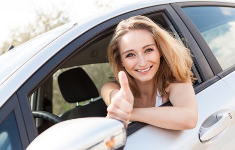 Bazarům nevěříte? Vydejte se do autosalonu. Jak ale získat nový vůz, když na něj nemáte?