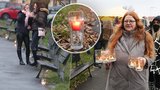 Hospodští na protest proti vládním opatřením rozsvítili v Praze „pivní“ řetěz. Lidé si mohli zatlouct hřebík do rakve