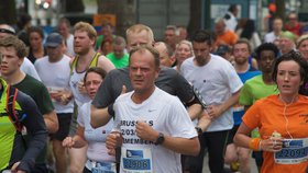 Donald Tusk běžel 20kilometrový běh v Bruselu už v roce 2016, kdy byl věnován obětem nedávných teroristických útoků na letišti a v metru.