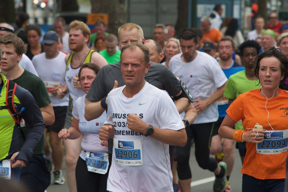Donald Tusk běžel 20kilometrový běh v Bruselu už v roce 2016, kdy byl věnován obětem nedávných teroristických útoků na letišti a v metru.