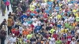 Aprílový půlmaraton v Praze změní MHD. Překážející auta budou odtahovat