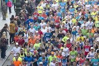 Aprílový půlmaraton v Praze změní MHD. Překážející auta budou odtahovat