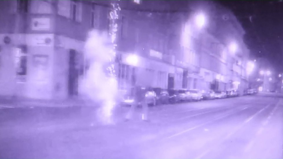 Prásk! Brňan odpálil v sobotu o půlnoci na liduprázdné ulici Cejl před zraky strážníků ohňostroj.