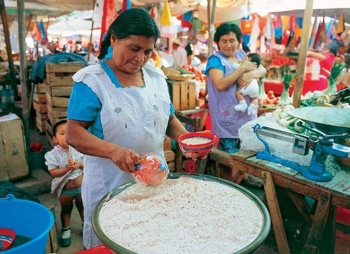 Pulque, jeden z prvních omamných nápojů na středoamerickém kontinentu, se často prodává i na trhu.