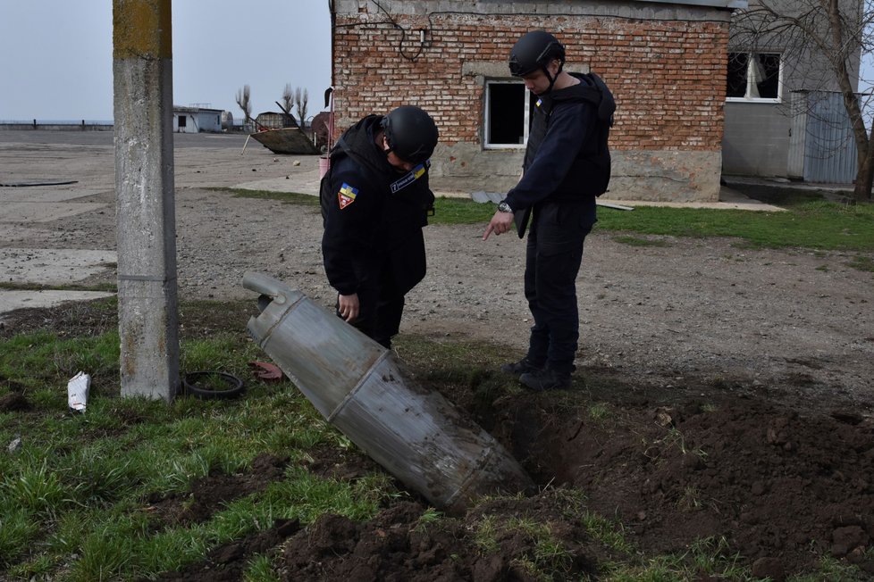 Odstraňování nevybuchlé letecké pumy v Preobražence v Záporožské oblasti (23. 3. 2023).