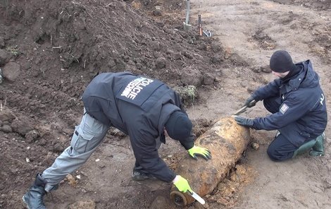 Výbava pyrotechniků: kartáč, kladivo, šroubovák a holé ruce.