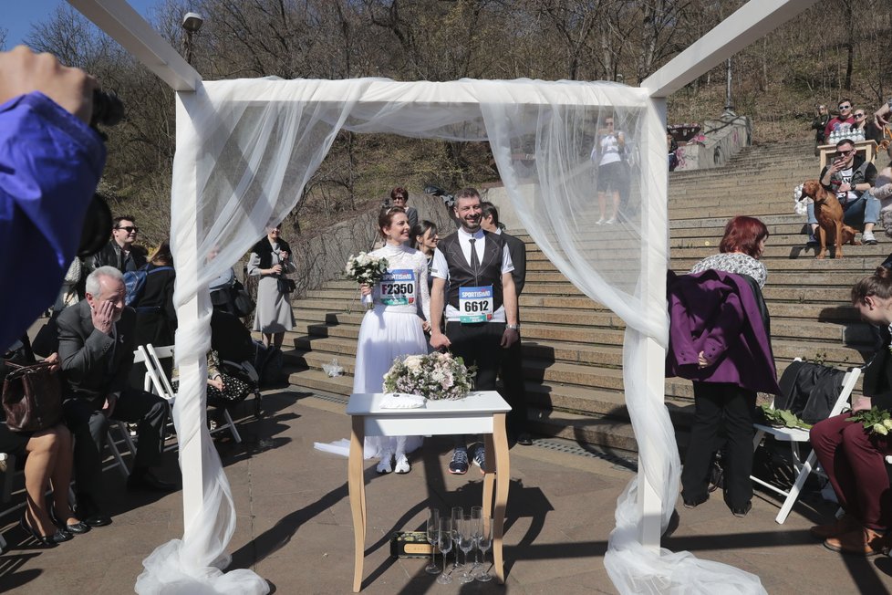 Takto vypadala svatba uprostřed půlmaratonu.