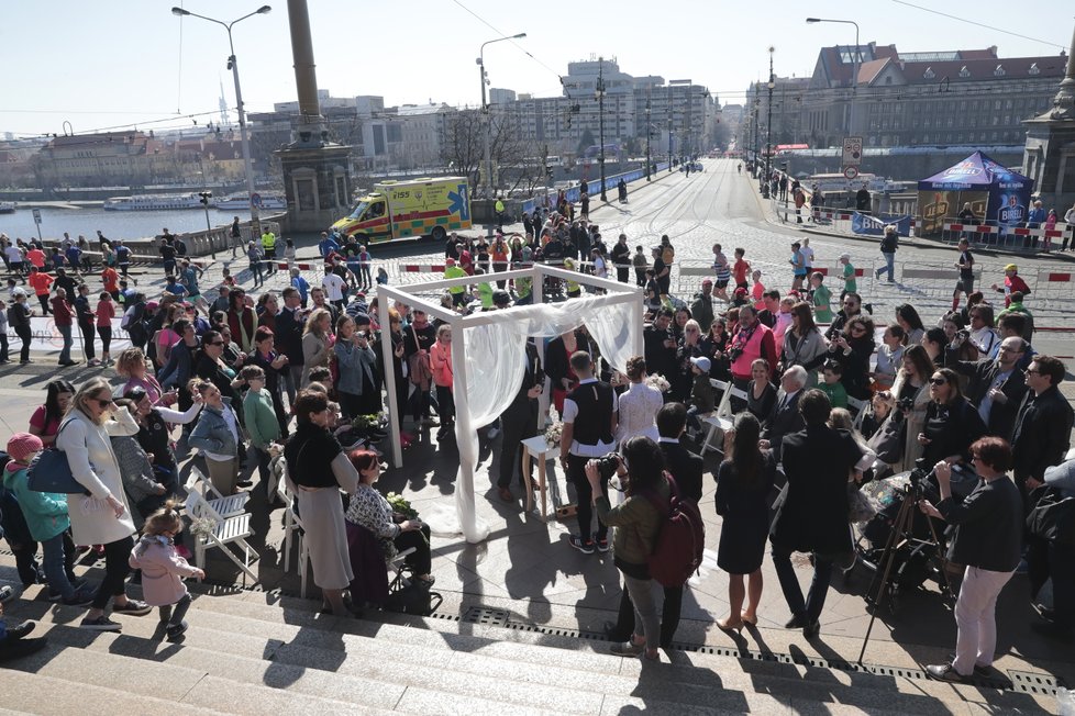 Takto vypadala svatba uprostřed půlmaratonu.