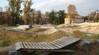 Vyjeďte do terénu v... centru Prahy! Na Štvanici je hřiště pro odvážné cyklisty