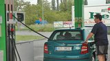 Benzin bude levný! Spadnou i ceny zboží a služeb?