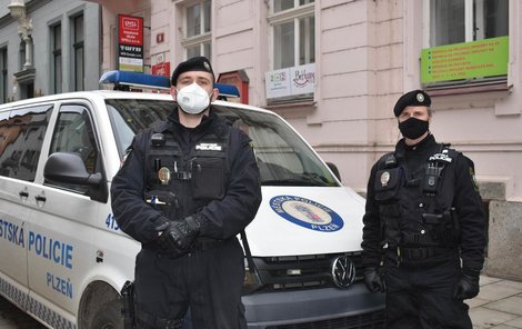 Plzeňští strážníci Jakub a Pavel (s černou rouškou) bojovali o život čerpadláře.