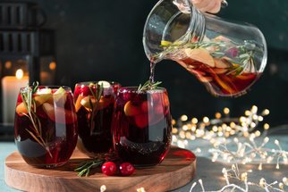 Nejlepší recepty na vánoční punč: Tradiční anglický, nealkoholický i planoucí podle Charlese Dickense