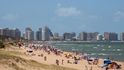 Častá představa, že v Uruguayi toho pro turisty není mnoho k vidění, nebere v potaz tamější krásné pobřeží. V sezoně patří k cílům milovníků koupání, přičemž prémiovou lokalitou pro vodní radovánky je město Punta del Este ležící v jižní části země.