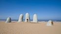 Jeho centrum je přímo na malém výběžku do moře, přičemž poloostrůvek obepíná krásná pláž. Atmosféře přidává ještě rozsáhlé kotviště luxusních jachet. Symbolem tohoto nejslavnějšího uruguayského přímořského střediska je netradiční skulptura – obří ruka trčící ven z písku.