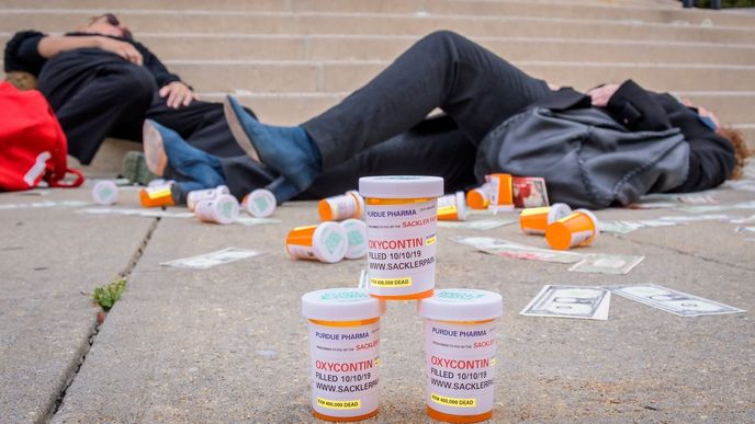 Protest před soudem. Kvůli předávkování opiáty zemřelo v USA od roku 2000 přes 470 tisíc lidí. Třetina těchto úmrtí z v roce 2018 souvisela s léky na předpis.