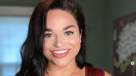 Influencerka Samantha Ramsdellová s obří pusou.