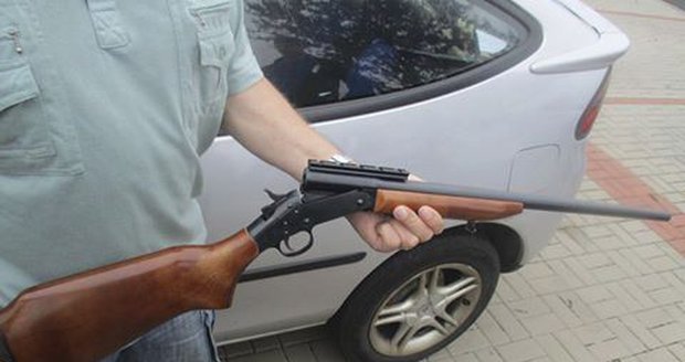 Domnělý útočník si v autě v Chomutově prohlížel pušku, naběhla na něj zásahovka.