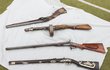 Unikátní čtveřice (shora) – musketon, sovětský špagin, Preissova flinta, osmanská puška.