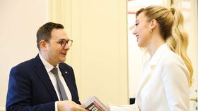 Návštěva Miss Earth Natálie Puškinové u ministra zahraniční v demisi Jana Lipavského (19.11.2025)