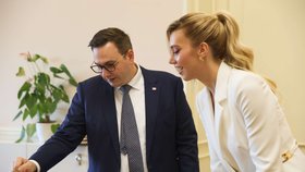 Návštěva Miss Earth Natálie Puškinové u ministra zahraniční v demisi Jana Lipavského (19.11.2025)