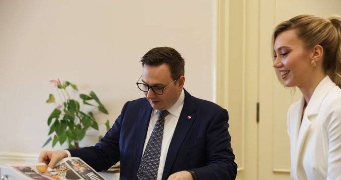 Návštěva Miss Earth Natálie Puškinové u ministra zahraniční v demisi Jana Lipavského (19.11.2025)
