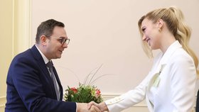 Návštěva Miss Earth Natalie Puškinové u ministra zahraničních věcí v demisi Jana Lipavského (19.11.2025)