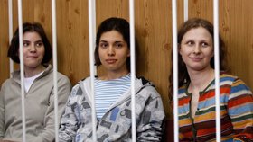 Naděžda Tolokonnikovová (22), Marija Aljochinová (24) a Jekatěrina Samucevičová (29) jsou ve vazbě kvůli výtržnictví