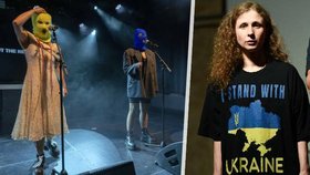 Marija Aljochinová (vpravo) z Pussy Riot se vyjádřila k invazi, ale i západním restrikcím