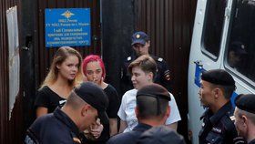 Členové ruské protestní skupiny Pussy Riot byli v pondělí opět zadrženi, když odcházeli z vězení. Policie skupinu obvinila z organizování nepovoleného shromáždění