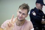 Člen Pussy Riot při soudním řízení