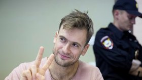 Člen Pussy Riot při soudním řízení