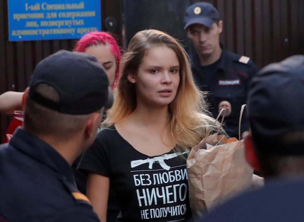 Členové ruské protestní skupiny Pussy Riot byli v pondělí opět zadrženi, když odcházeli z vězení. Policie skupinu obvinila z organizování nepovoleného shromáždění