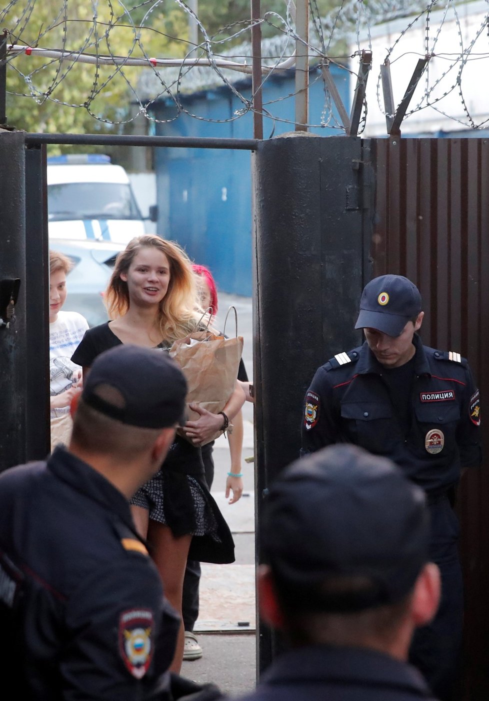 Členové ruské protestní skupiny Pussy Riot byli v pondělí opět zadrženi, když odcházeli z vězení. Policie skupinu obvinila z organizování nepovoleného shromáždění.