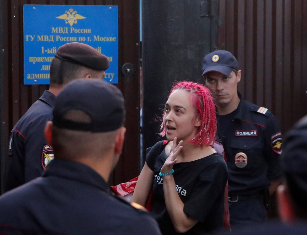Členové ruské protestní skupiny Pussy Riot byli v pondělí opět zadrženi, když odcházeli z vězení. Policie skupinu obvinila z organizování nepovoleného shromáždění.