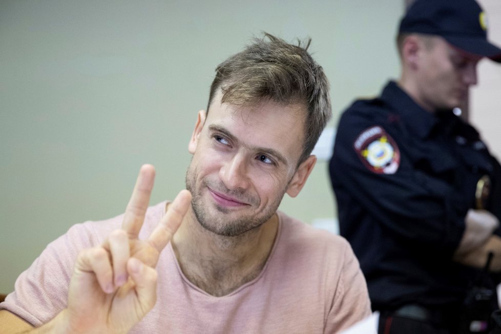 Člen Pussy Riot při soudním řízení.