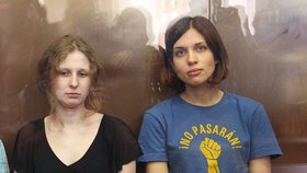 Členky Pussy Riot strávily ve vězení téměř 22 měsíců.