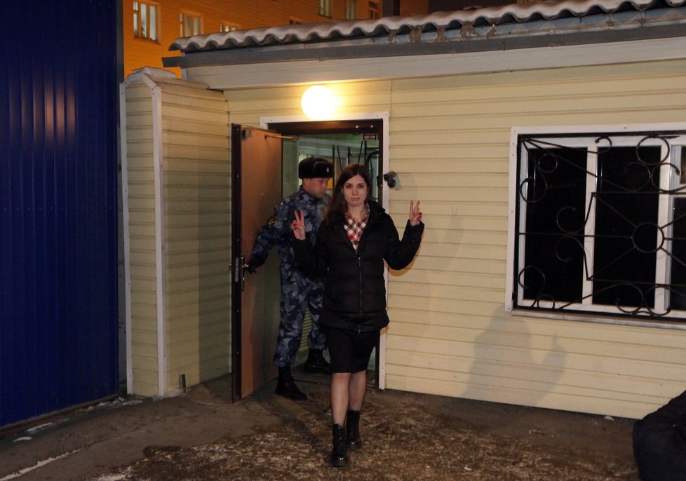 Z vězení vyšla i Naděžda Tolokonniková, další členka Pussy Riot.