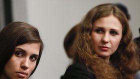 Naděžda Tolokonnikovová (vlevo) a Marija Aljochinová chtěly v Soči natočit film o Putinovi.