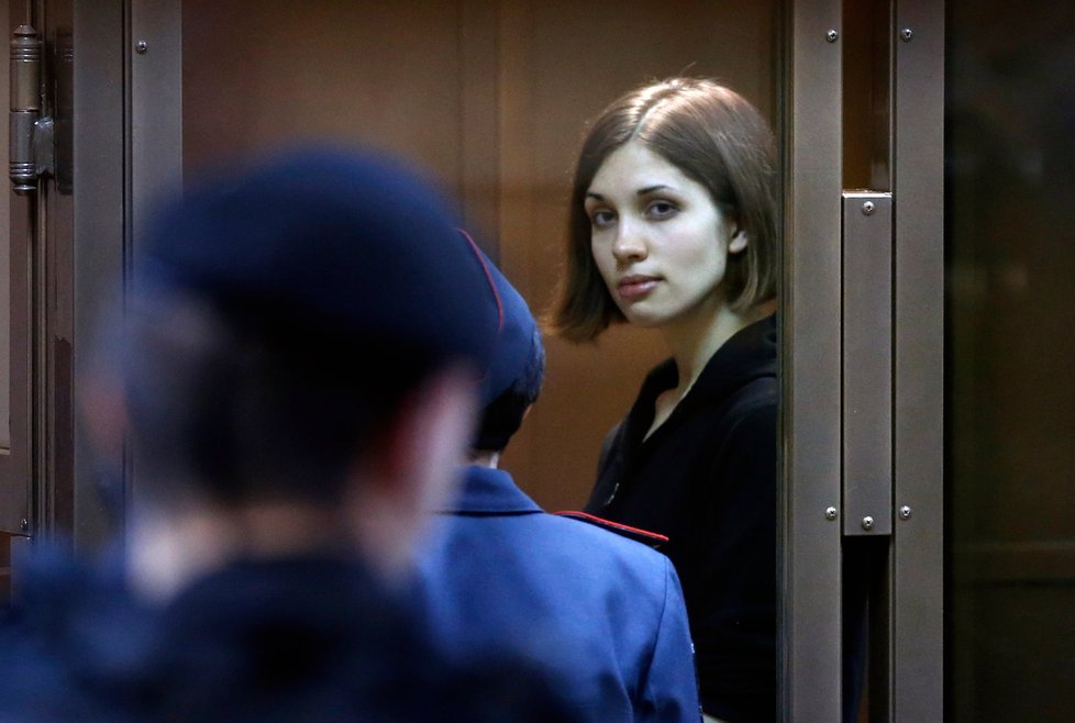 Zatímco osvobozená  Jekatěrina  se v ulicích Moskvy usmívala, Naděžda smutně čekala na návrat do vězení